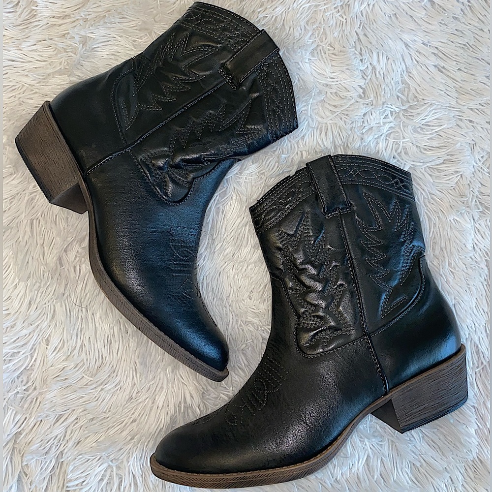 Free People. Pistol black. Cowgirl ankle boots. Size 9 1/2.